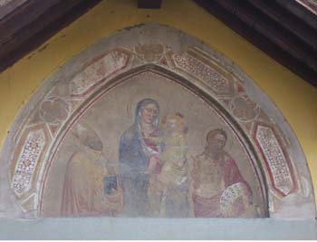 Affresco sopra la porta d'ingresso