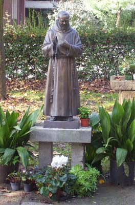 La statua di Padre Pio